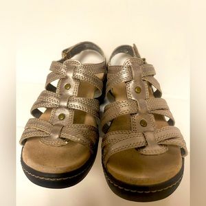 Clark’s Comfort Collection Sandal Metalic straps. 5.5